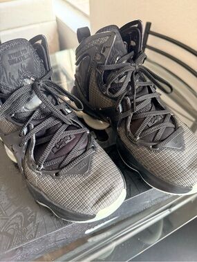 LeBron XIX GS “Black/Anthracite” – Size 5Y – Brand New